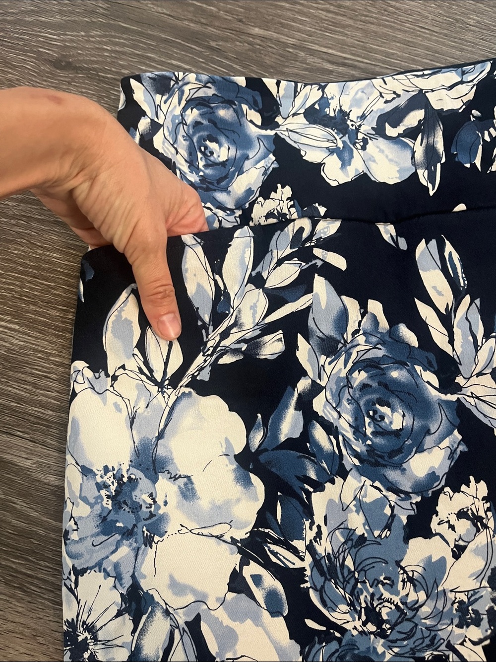 Floral Navy and White Women's SKORT sz S - Picture 4 of 7